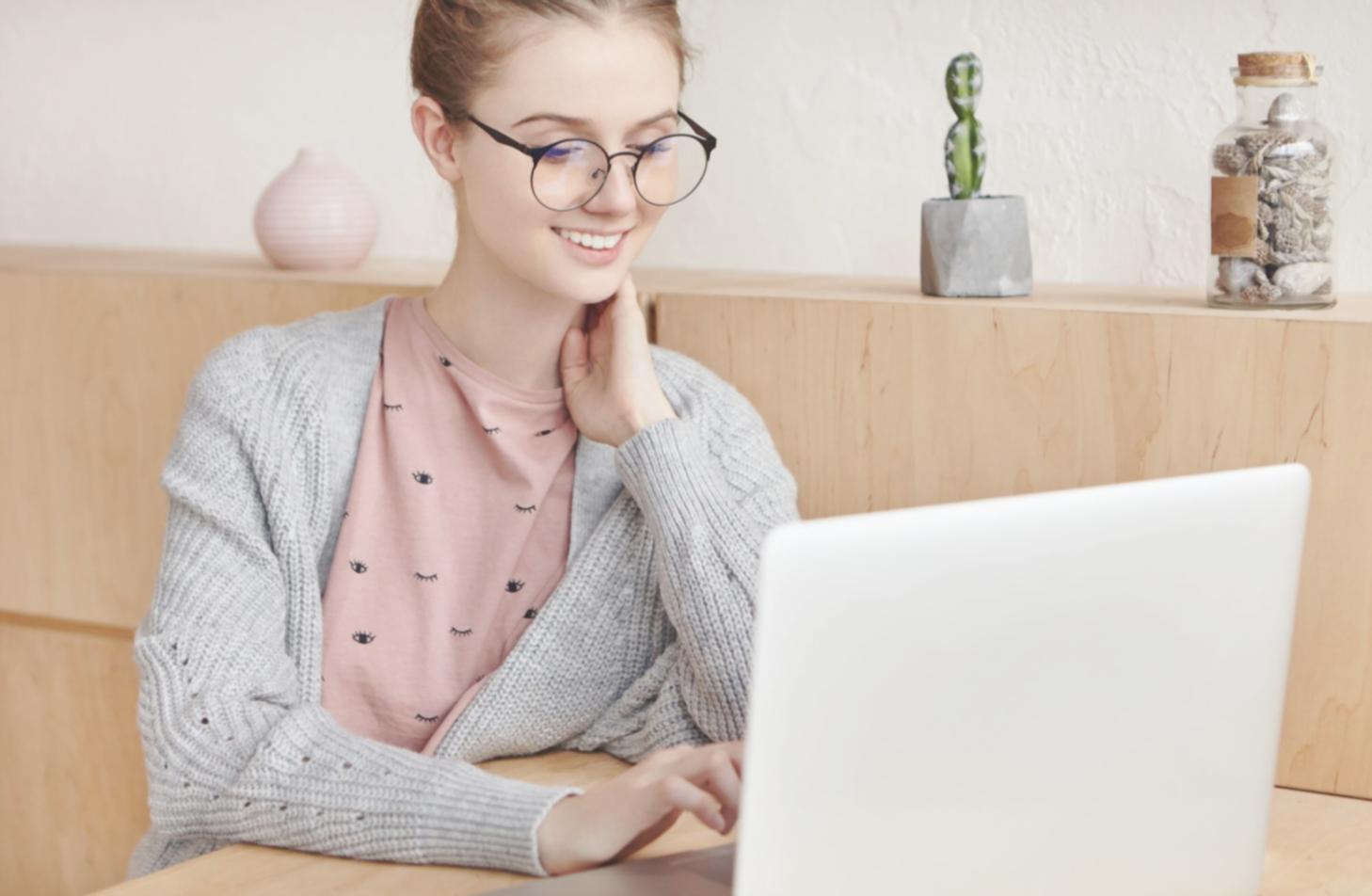 Profesional de la salud mental revisando materiales de desarrollo personal